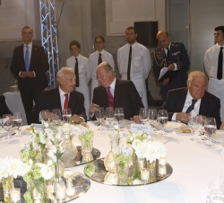 El Rey Don Juan Carlos en la mesa presidencial con el ministro de Exteriores, la ministra de Fomento, el presidente de CEAL Internacional y el preside
